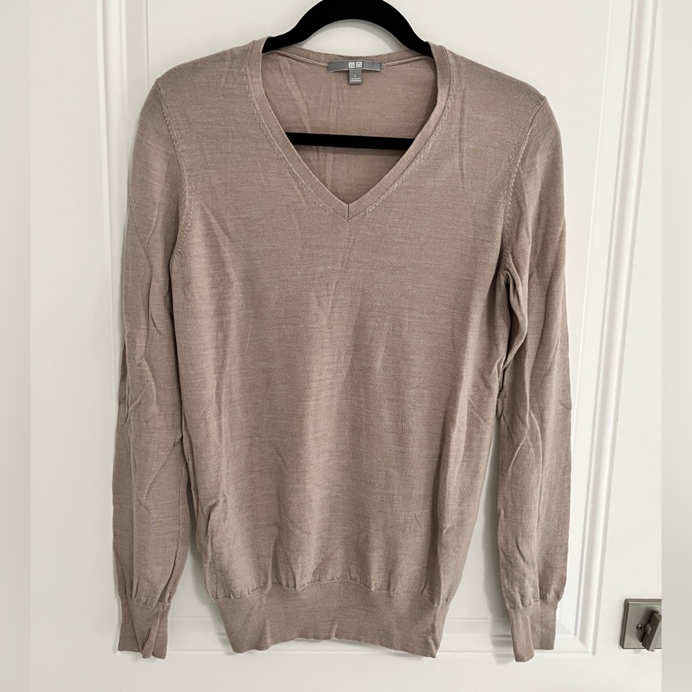 NWOT - Uniqlo Women’s 100% Wool V Neck Fine Knit Sweater - Size L
